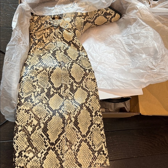 🟤🟤 (S O L D) JustFab Goldie Snakeskin Print Flat Boot Size 9- New in Box - Picture 9 of 10